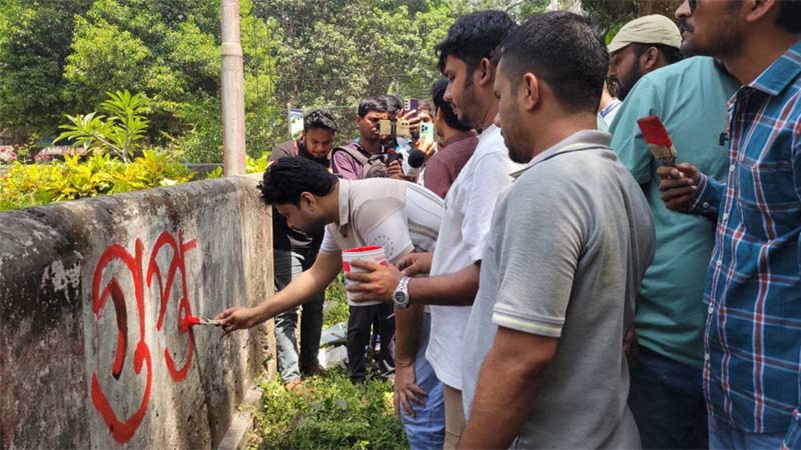 ’গুপ্ত রাজনীতি’ নিষিদ্ধের দাবিতে রাবি ছাত্রদলের দেয়াল লিখন কর্মসূচি