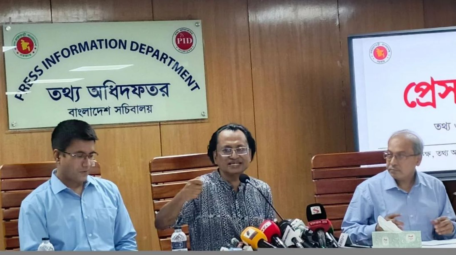 সারের সংকট নেই, মজুত ১২ দশমিক ৬১ লাখ টন: তথ্য উপদেষ্টা