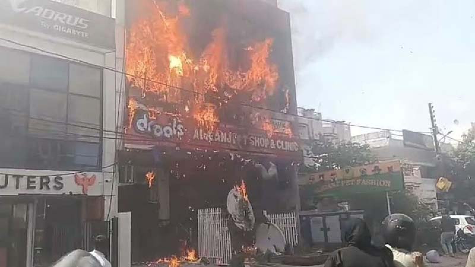 ভারতের উত্তরপ্রদেশে কোচিং সেন্টারে ভয়াবহ অগ্নিকান্ডে নিহত ১৩