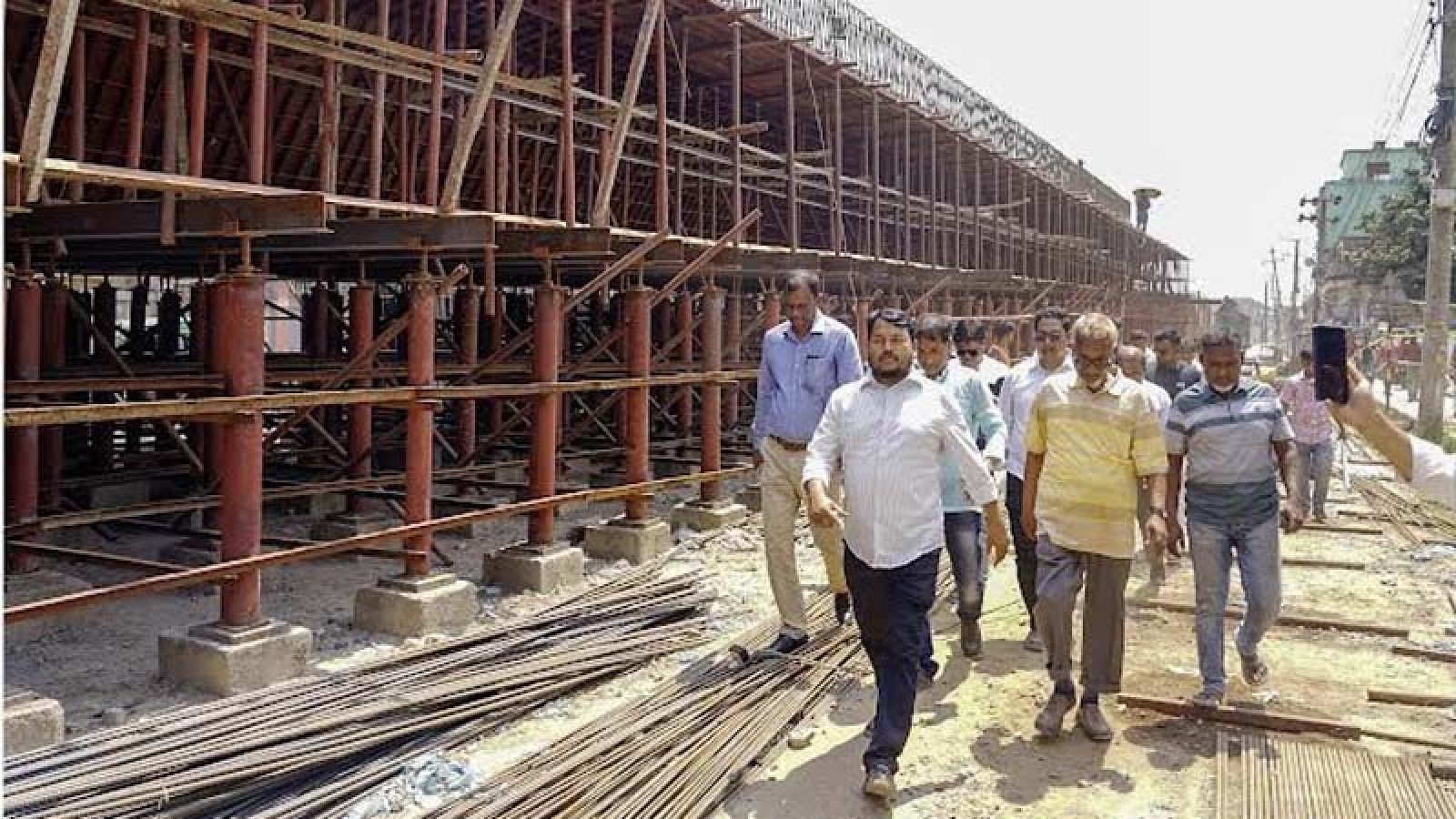 সাত দিনের মধ্যে ঠিকাদারি প্রতিষ্ঠানের মালামাল সরিয়ে সড়ক উন্মুক্তের নির্দেশ