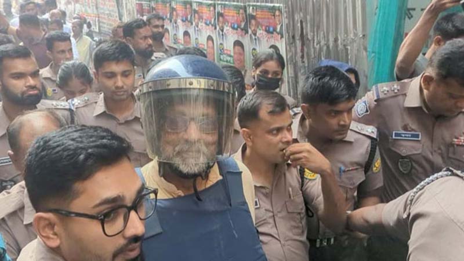 আখতারুজ্জামানের জামিন শুনানিতে এজলাসে হট্টগোল, বাইরে হাতাহাতি