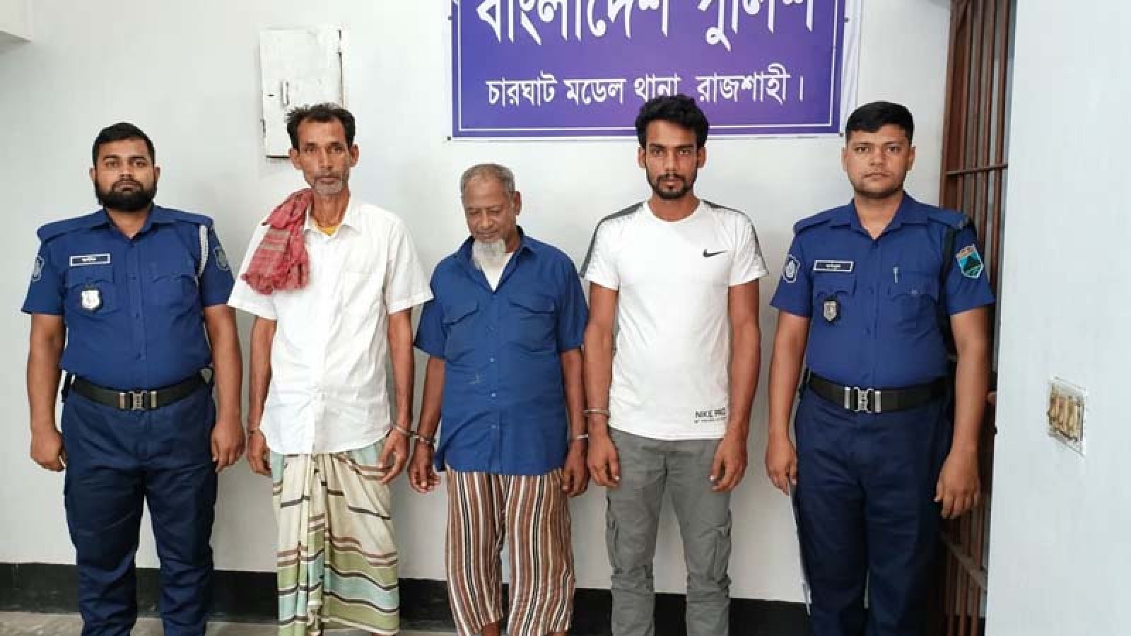 চারঘাটে ছিনতাই হওয়া অটোভ্যানের যন্ত্রাংশ উদ্ধার, গ্রেপ্তার ৩