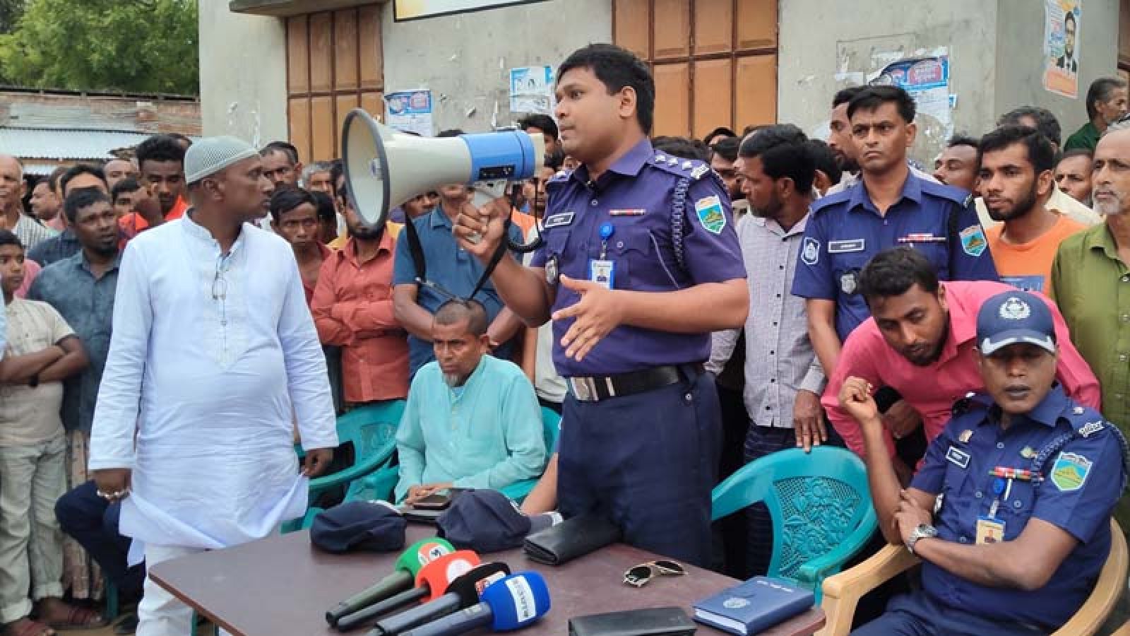 নওগাঁয় ৪ হত্যাকাণ্ডের ঘটনায় গ্রামবাসীর সাথে পুলিশের মতবিনিময়