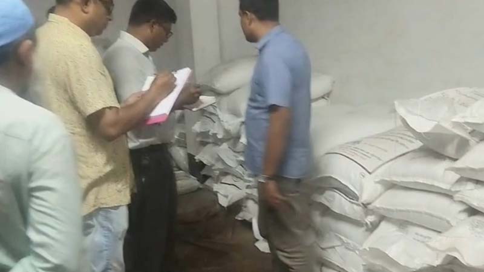 পাবনায় অবৈধভাবে সার মজুতের দায়ে দুই ব্যবসায়ীর ৮০ হাজার টাকা জরিমানা; ৩৮১ বস্তা সার জব্দ