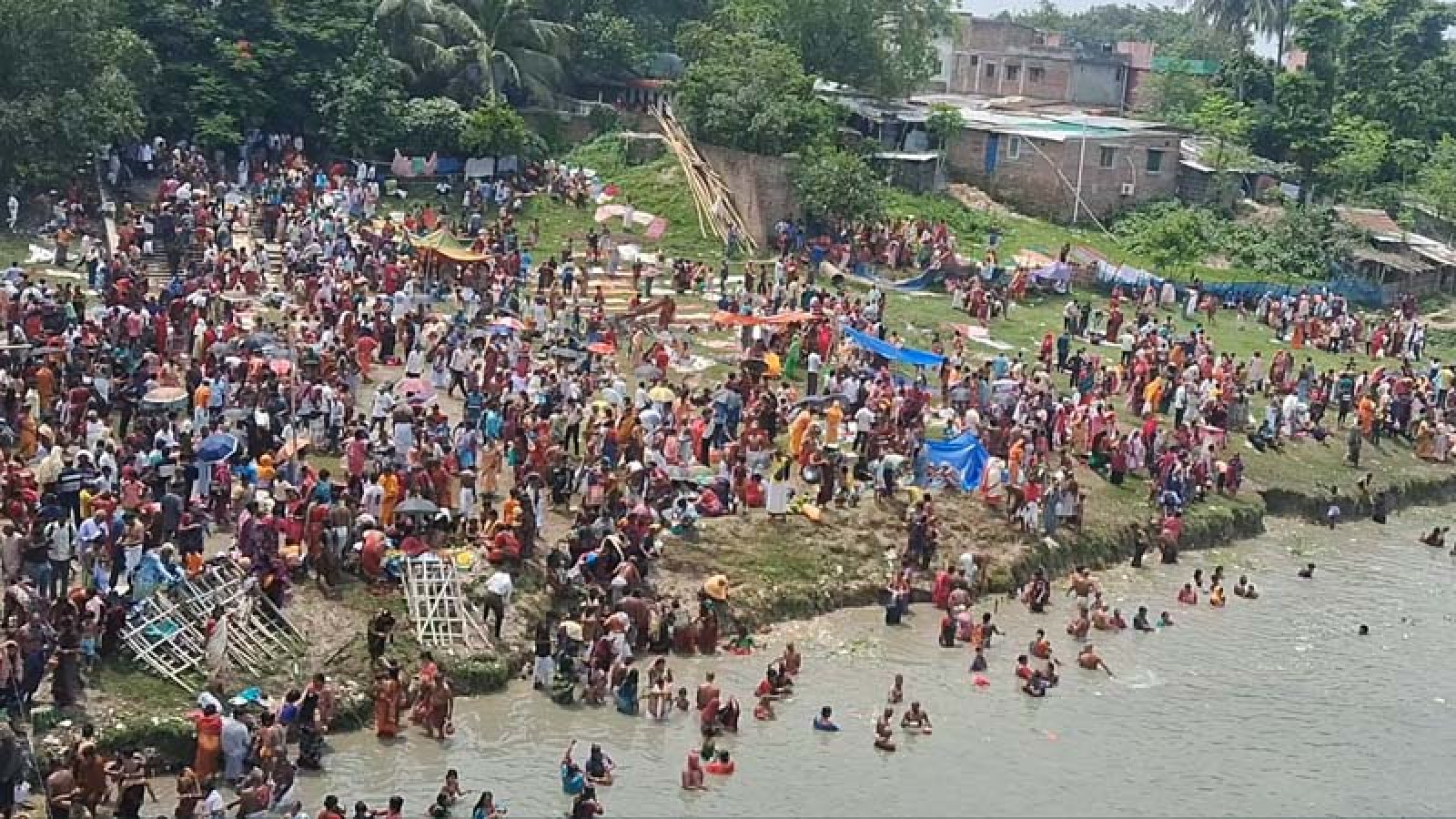 কানসাটে ঐতিহ্যবাহী দশহারা গঙ্গাস্নান, পুণ্যার্থীদের ঢল