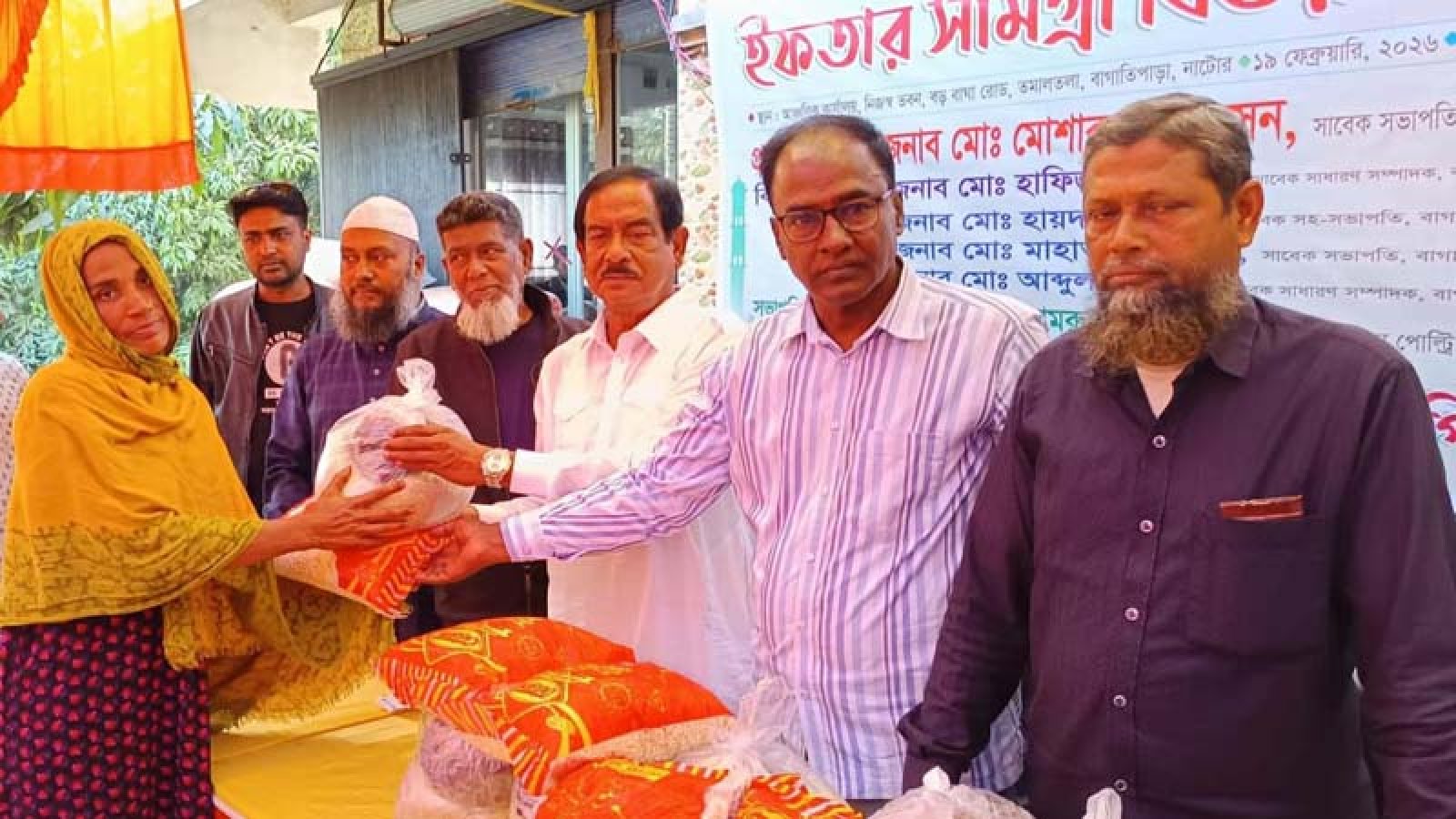 বাগাতিপাড়ায় ফিলোন ফিডস’র উদ্যোগে ইফতার সামগ্রী বিতরণ