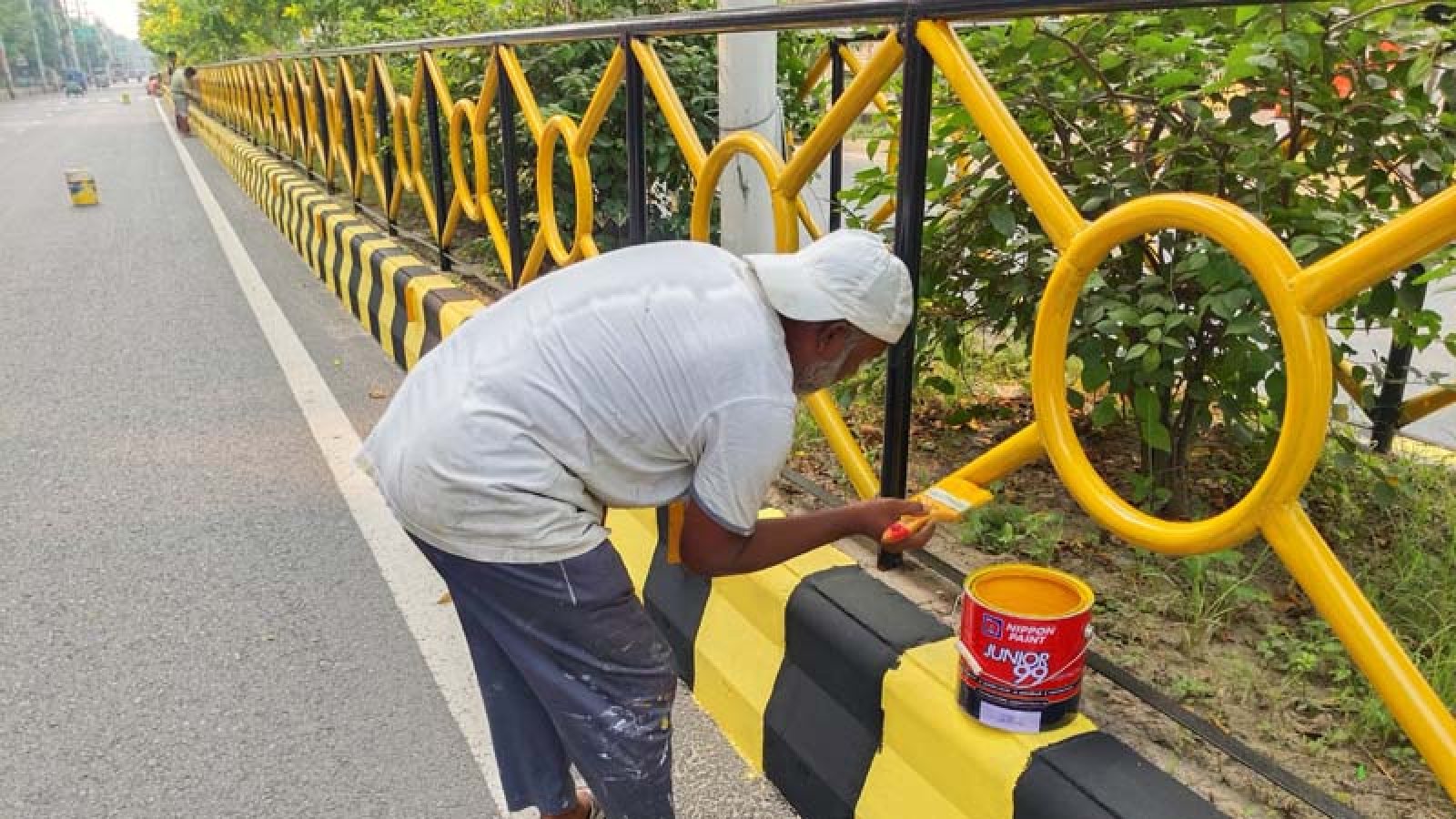 তুলির আঁচড়ে সাজছে নগরী, প্রধানমন্ত্রীকে বরণে প্রস্তুতি