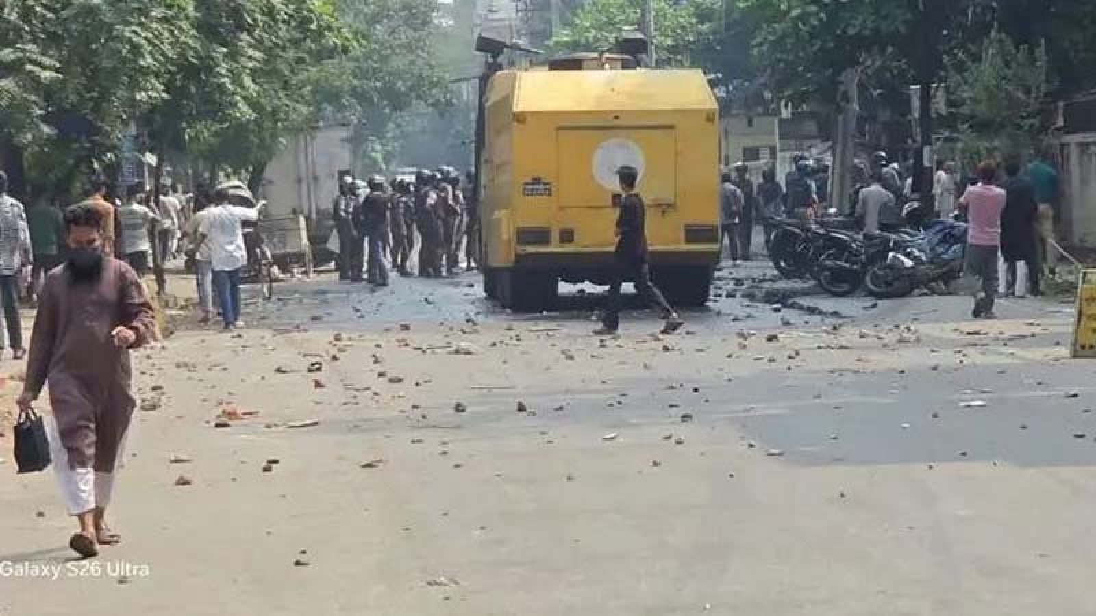 উত্তরায় পুলিশের ২ গাড়ি ভাঙচুর, পুলিশকে পিটিয়ে হাত ভাঙলো পোশাককর্মীরা