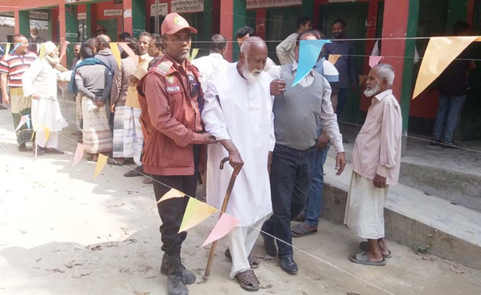 বাঘায় ১৭ বছর পর লাঠিতে ভর দিয়ে ভোট দিলেন সাবেক উপজেলা চেয়ারম্যান