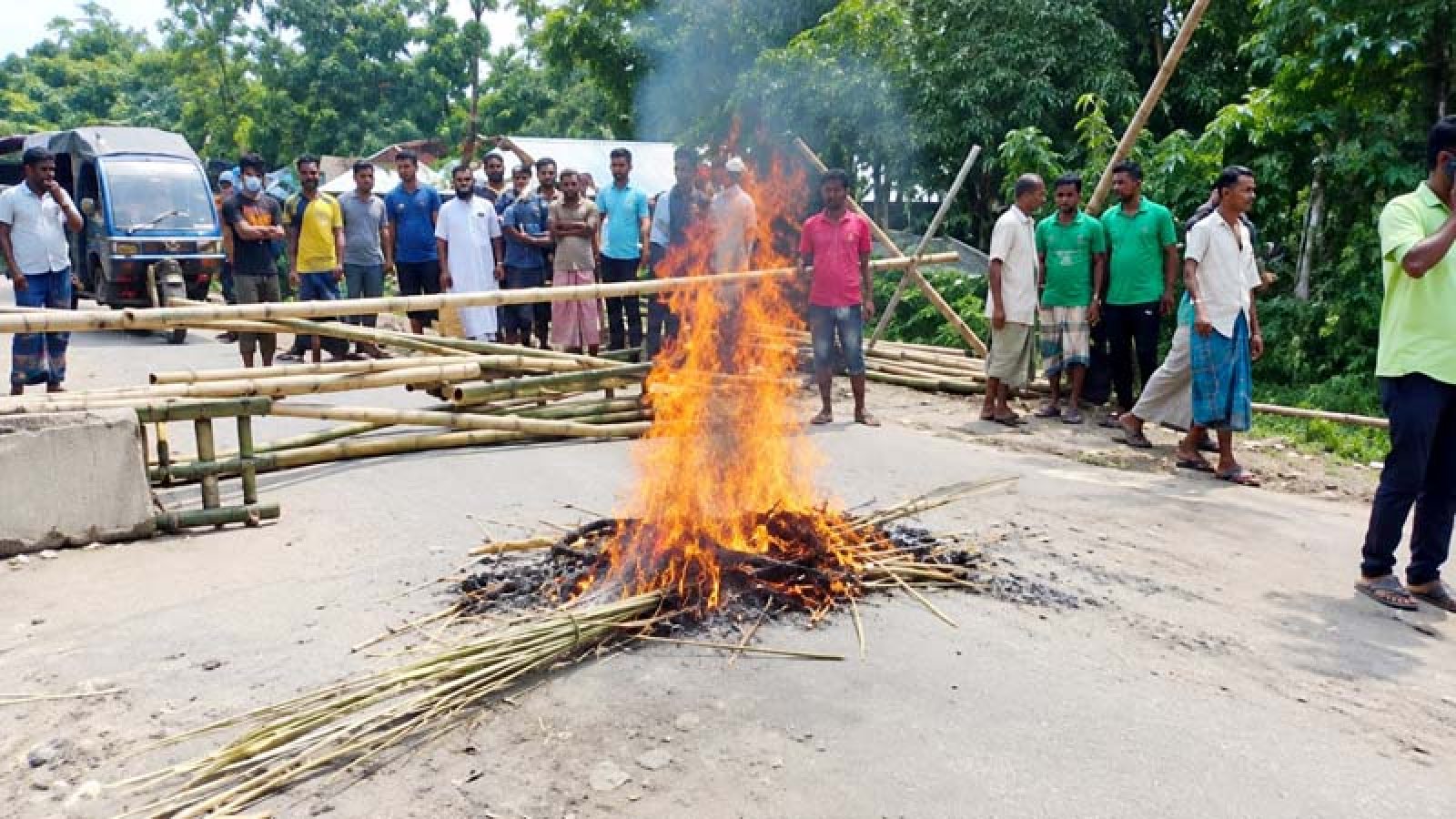 কুড়িগ্রামে সারের দাবিতে সড়কে আগুন জ্বালিয়ে অবরোধ, কৃষি কর্মকর্তা অবরুদ্ধ