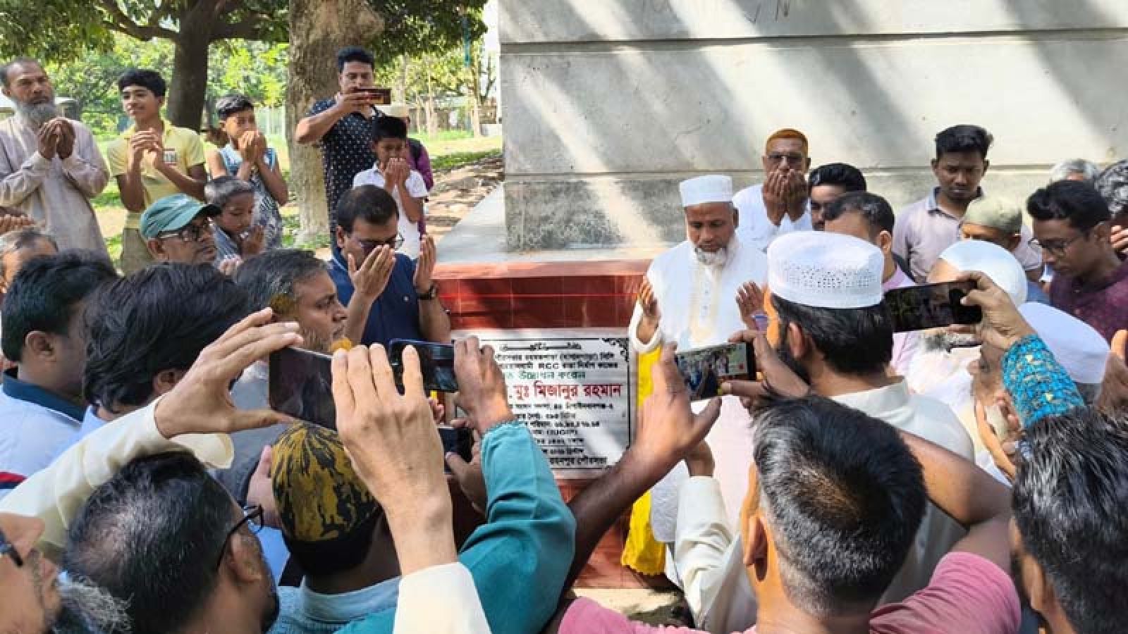 গোমস্তাপুরে রাস্তার নির্মাণ কাজের উদ্বোধন