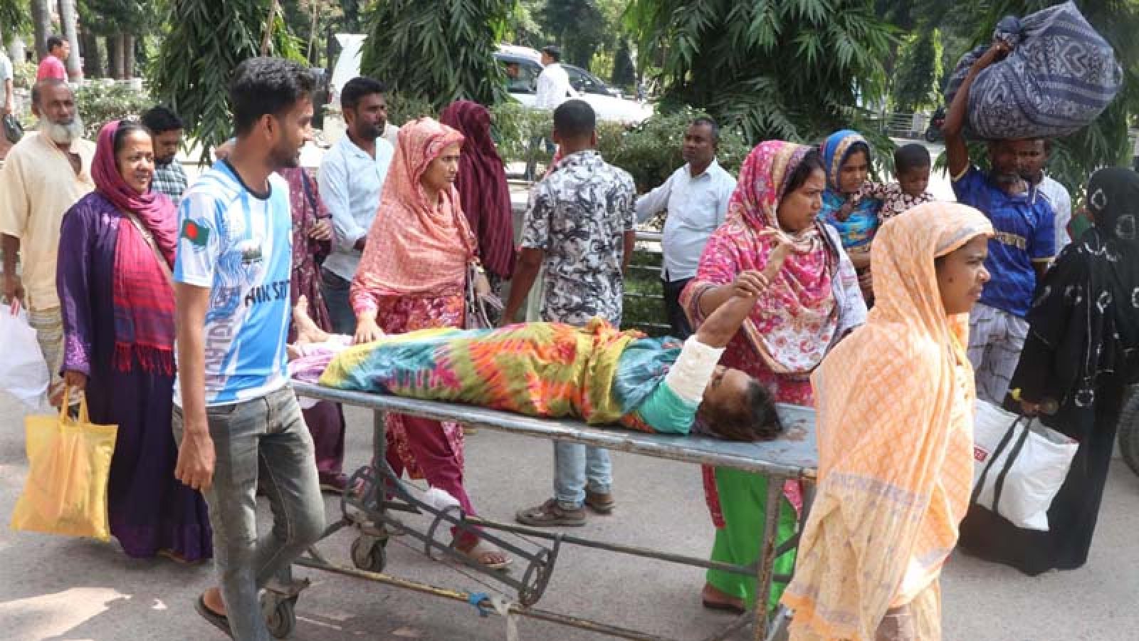 পাঁচ দফা দাবিতে রামেক হাসপাতালে ইন্টার্ন চিকিৎসকদের কর্মবিরতি