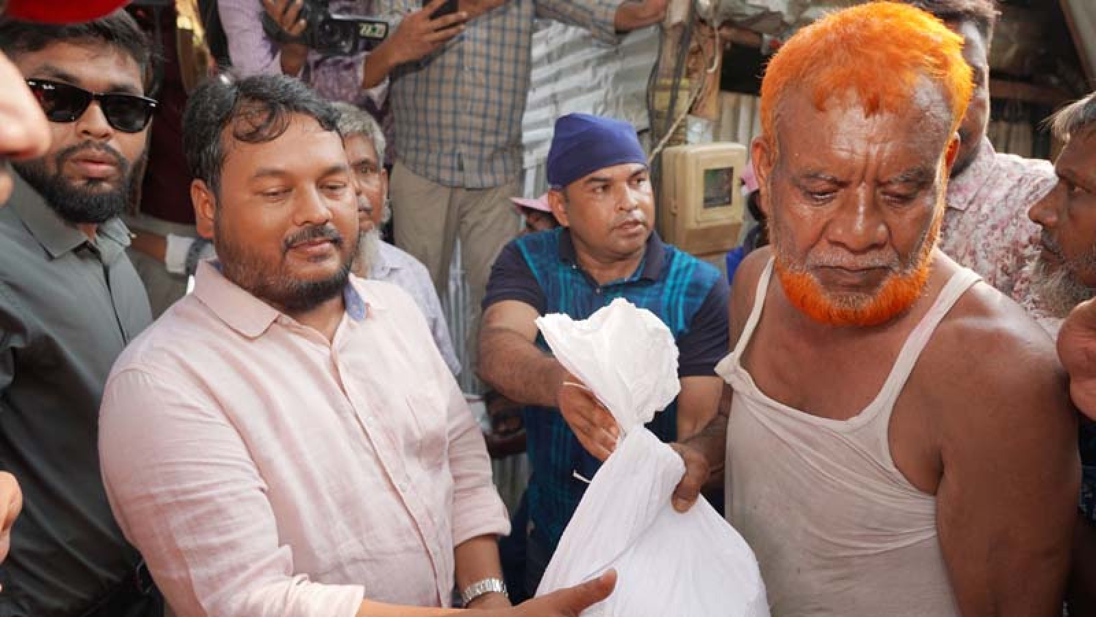 বন্যার্তদের মাঝে ত্রাণ সামগ্রী বিতরণ