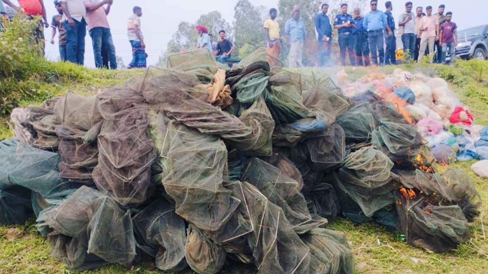 সিংড়ায় অবৈধ চায়না দুয়ারি জাল ধ্বংস