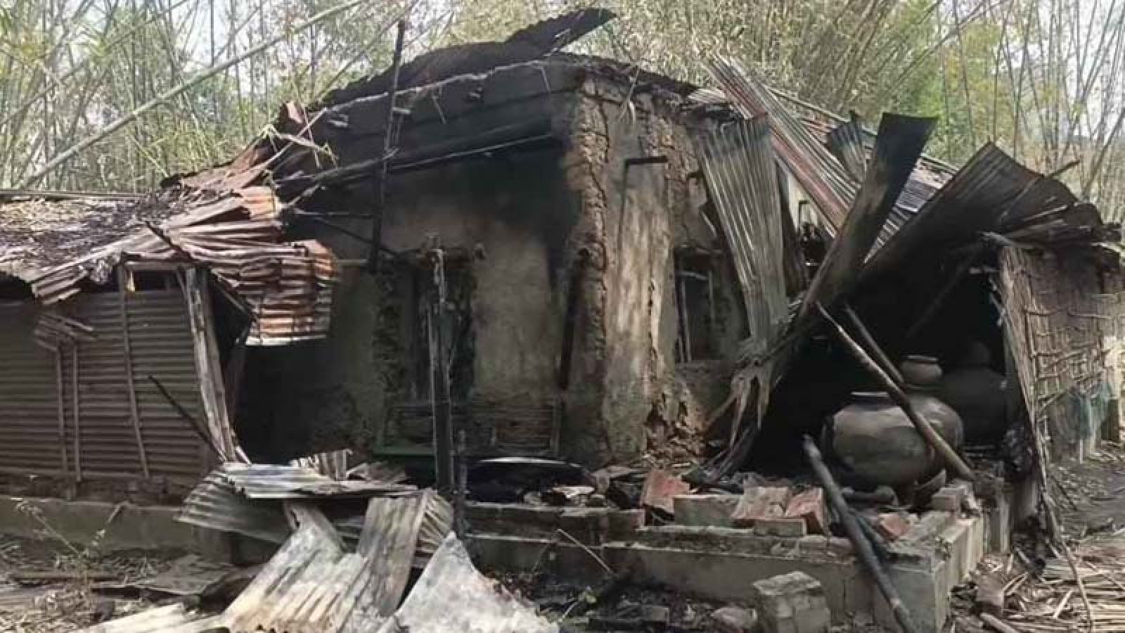 বগুড়ায় স্বেচ্ছাসেবকলীগ নেতা আত্মগোপনে, বাড়িতে আগুন