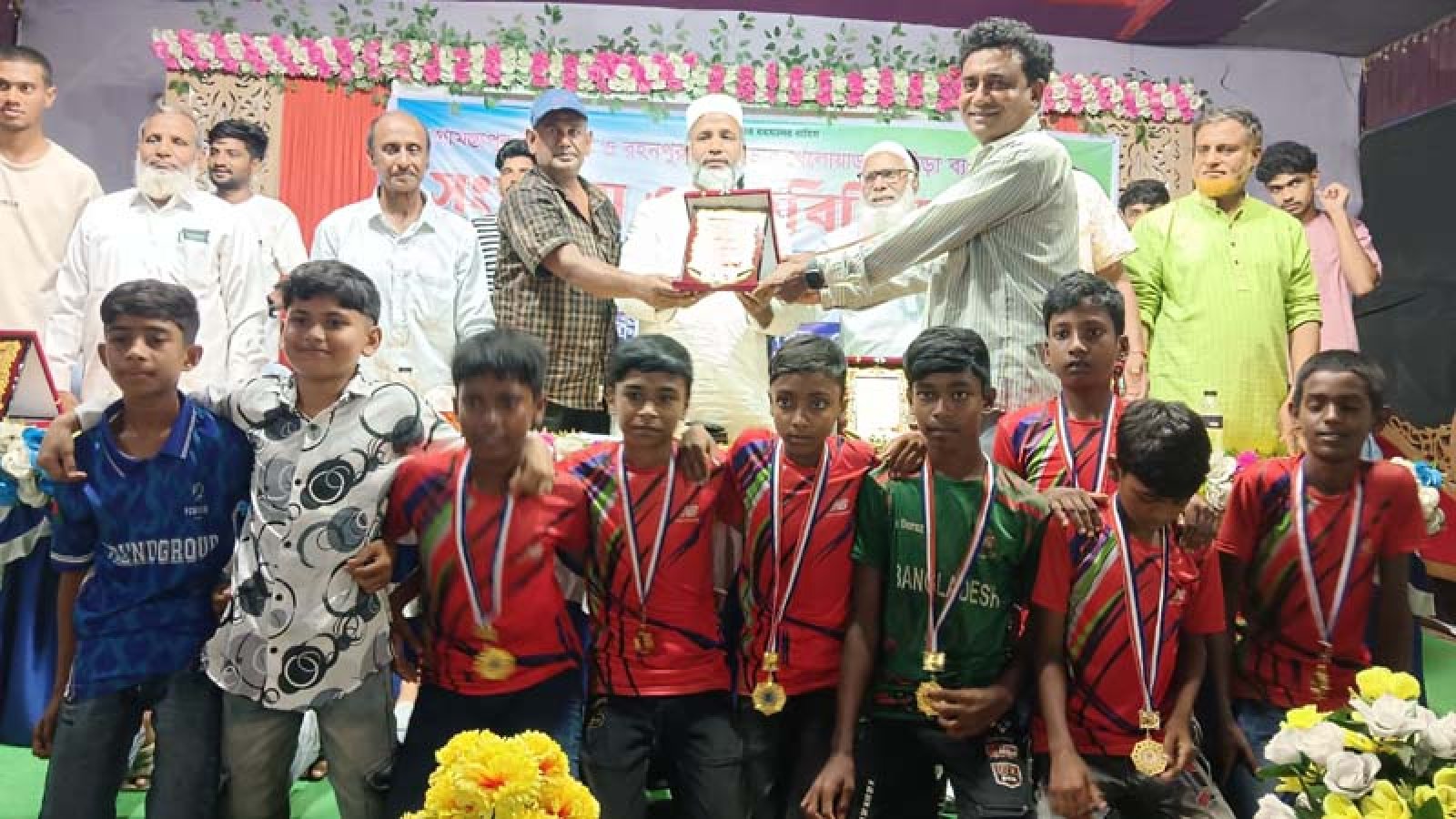 গোমস্তাপুরে কৃতী খেলোয়াড়দের সংবর্ধনা ও মতবিনিময় সভা