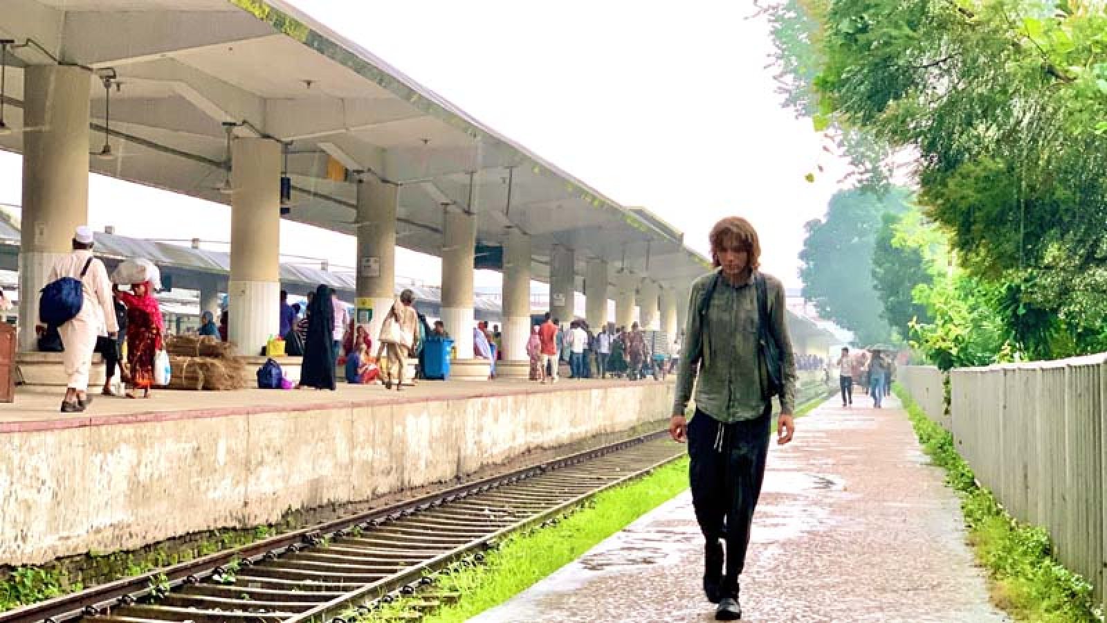 জার্মান পর্যটক ক্রিল ল্যান্ডার চুরি হওয়া ল্যাপটপের খোঁজে রাজশাহীতে