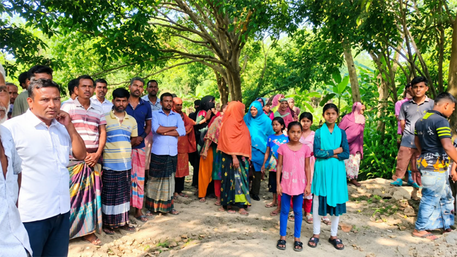 মোহনপুরে ৬ ফুট রাস্তার দাবি, সেনাসদস্যের জমিতে নির্মাণকাজ বন্ধের অভিযোগ