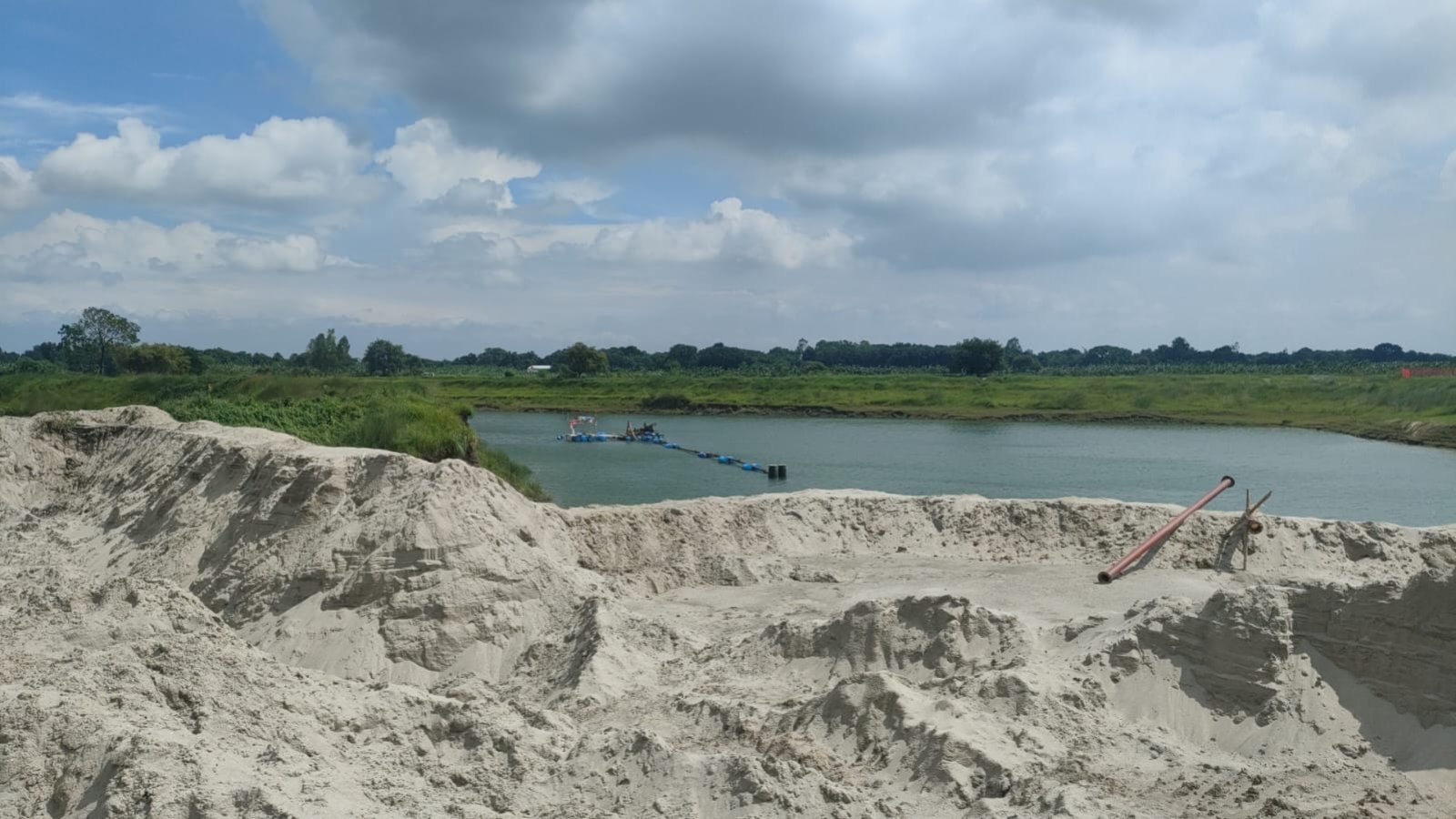অভিযান হয়, ড্রেজার থামে না: হেমায়েতপুরে ঝুঁকিতে বসতভিটা-কৃষিজমি