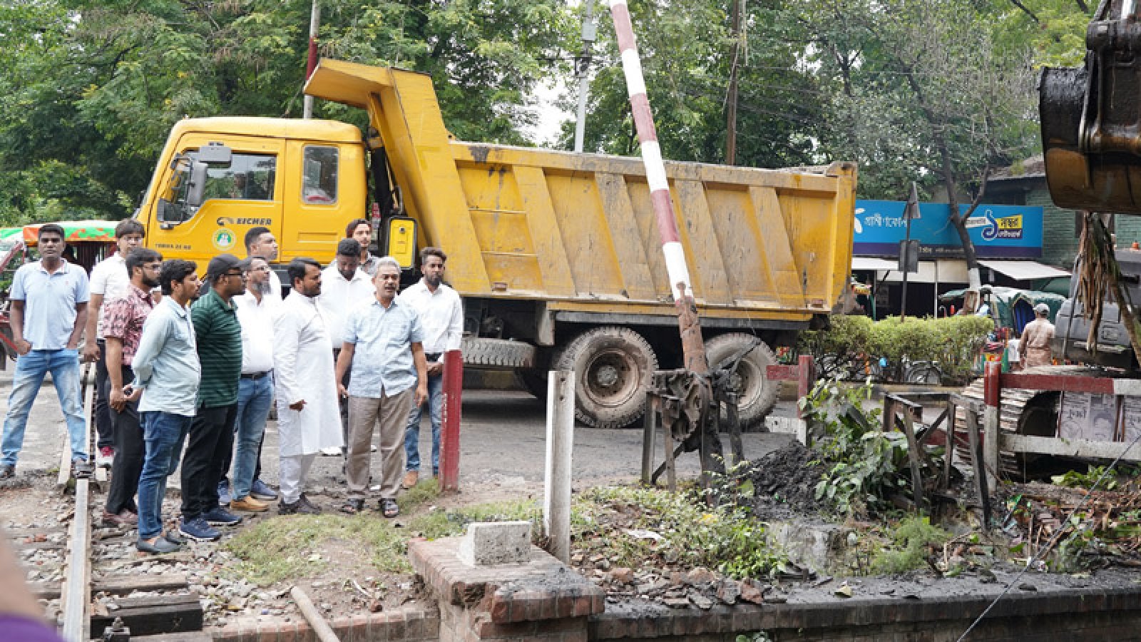 জলাবদ্ধতা রোধে ড্রেনের কাদামাটি অপসারণ কার্যক্রম পরিদর্শনে রাসিক প্রশাসক