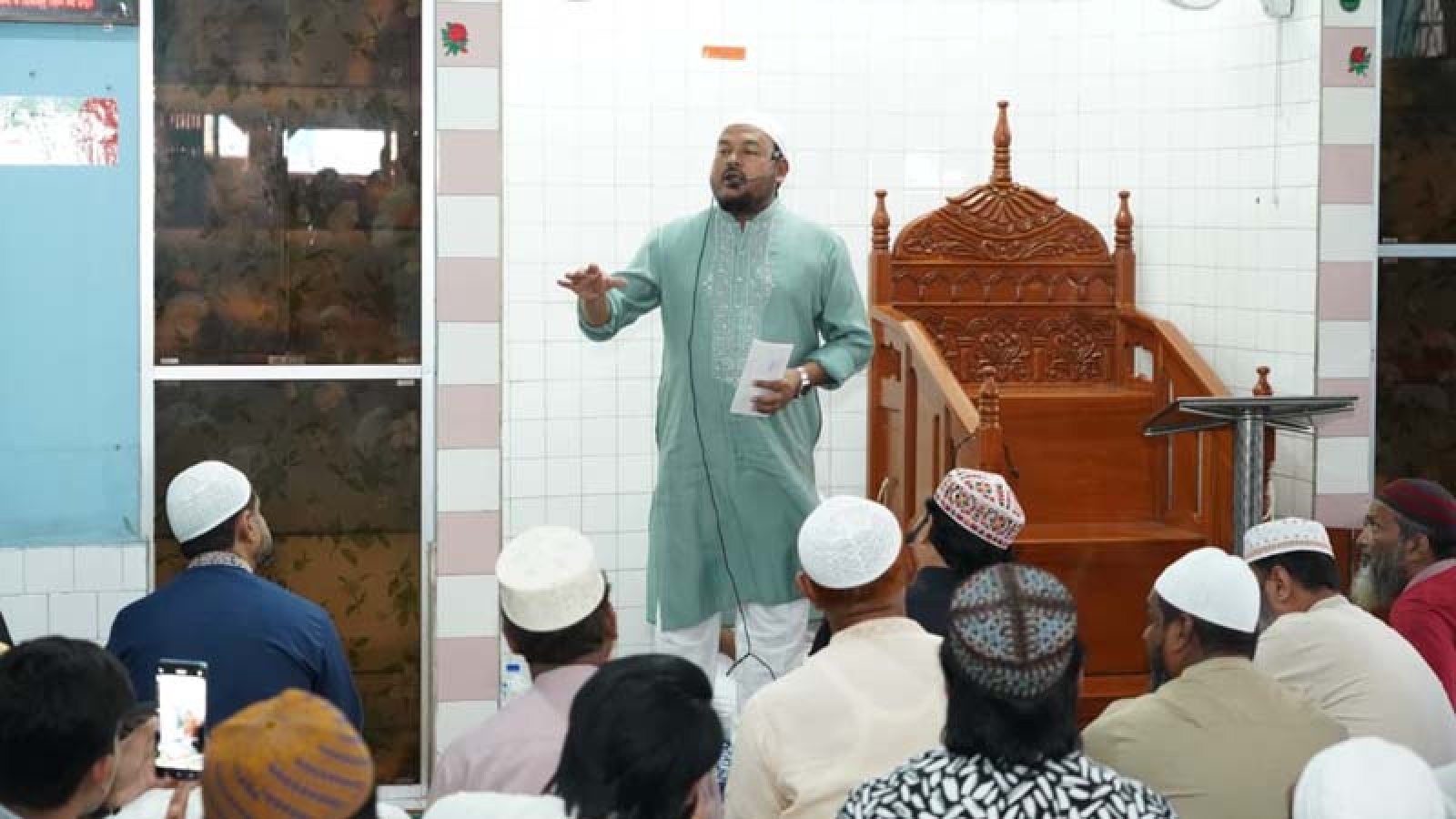 কাদিরগঞ্জ গ্রেটার রোড জামে মসজিদ ও ইদগাহ পরিদর্শনে রাসিক প্রশাসক