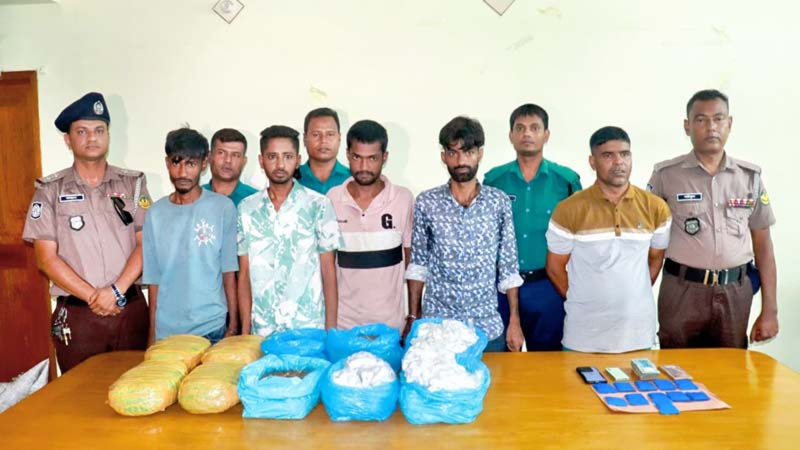 রাজশাহীতে ১৫ কেজি গাঁজা ও ২০৫৫ পিস ইয়াবাসহ গ্রেপ্তার ৫