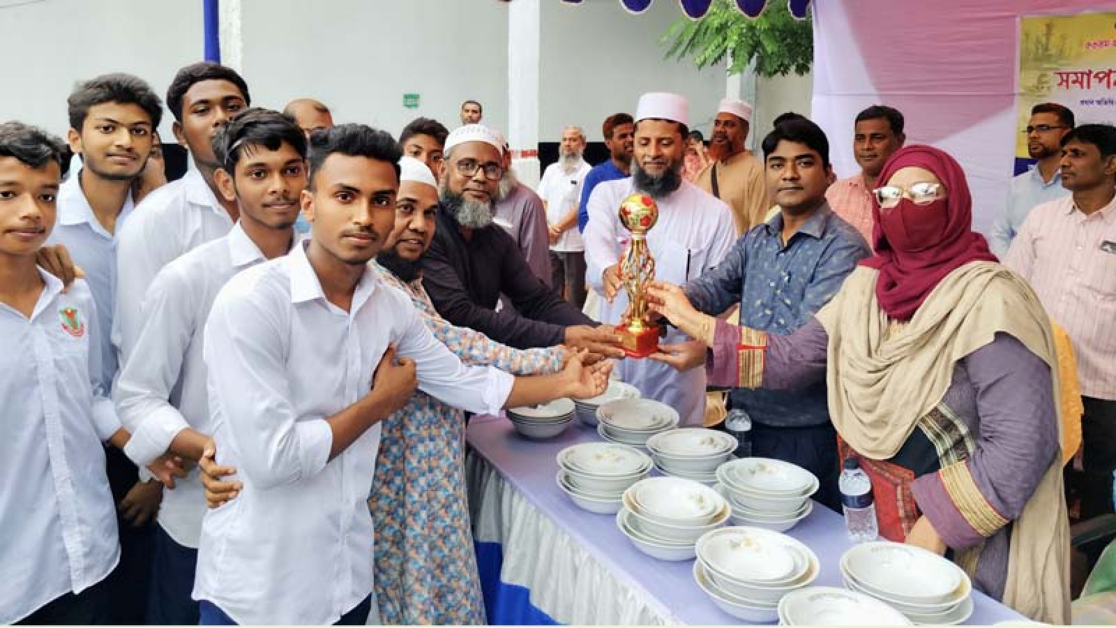 জয়-পরাজয়ের লড়াই শেষে পবায় পুরস্কার পেল ১৬৬ শিক্ষার্থী