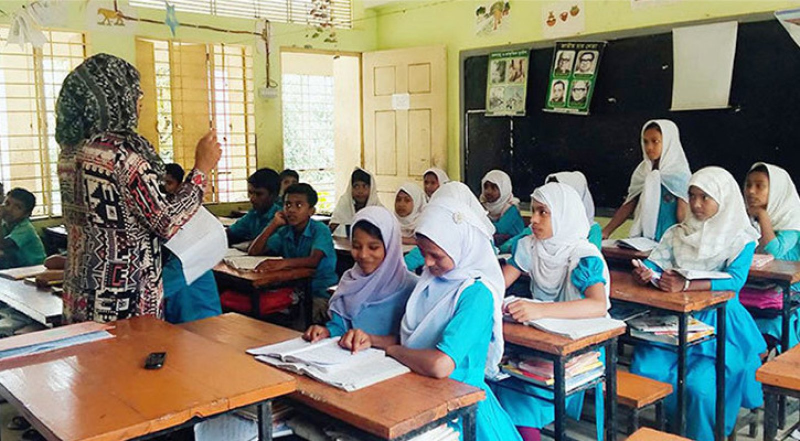 পেশার বাইরেও শিক্ষকরা ৩৭ কাজ করেন: গবেষণা