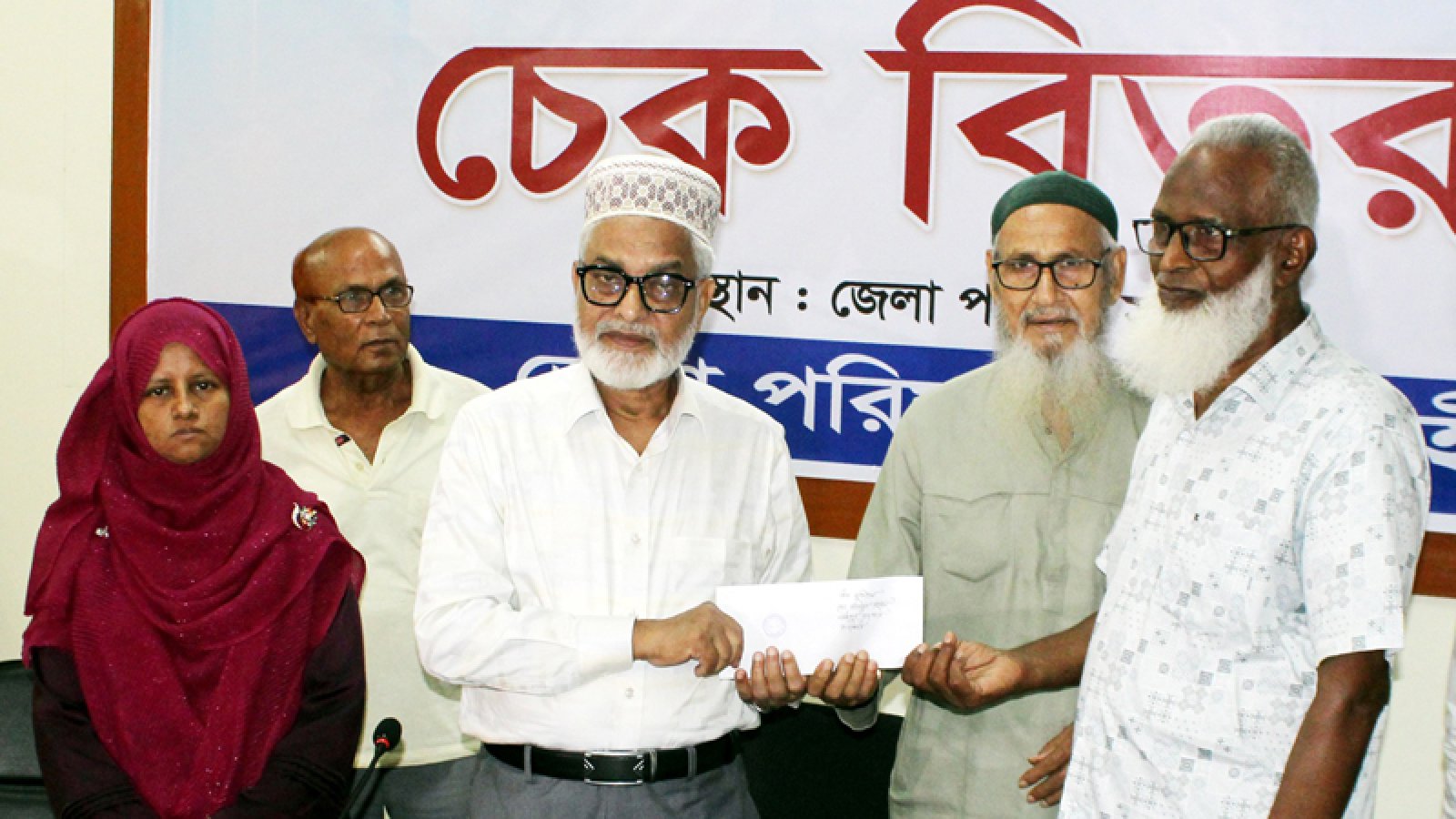 বীর মুক্তিযোদ্ধাদের মাঝে জেলা পরিষদের চেক বিতরণ