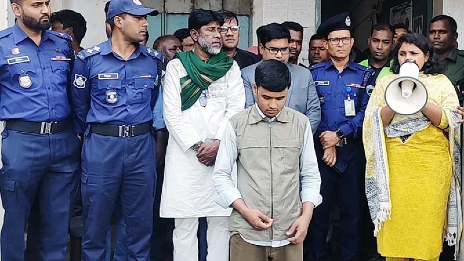 বদলগাছীতে স্কুল ছাত্রীকে প্রেমের মেসেজ দেয়ায় পিয়নকে গণধোলাই