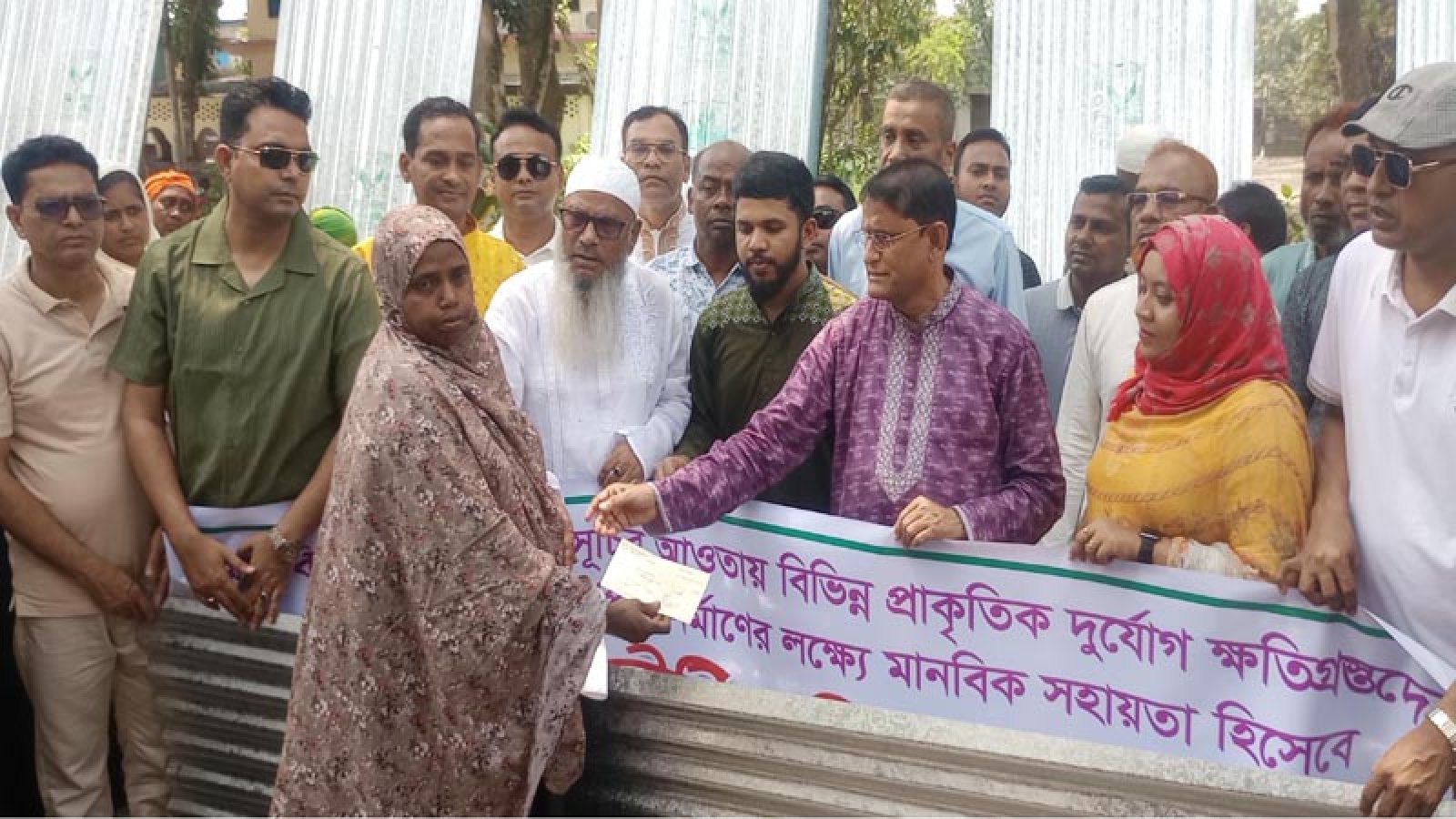 মান্দায় ঘূর্ণিঝড়ে ক্ষতিগ্রস্ত পরিবারের মাঝে ঢেউটিন ও অর্থ বিতরণের