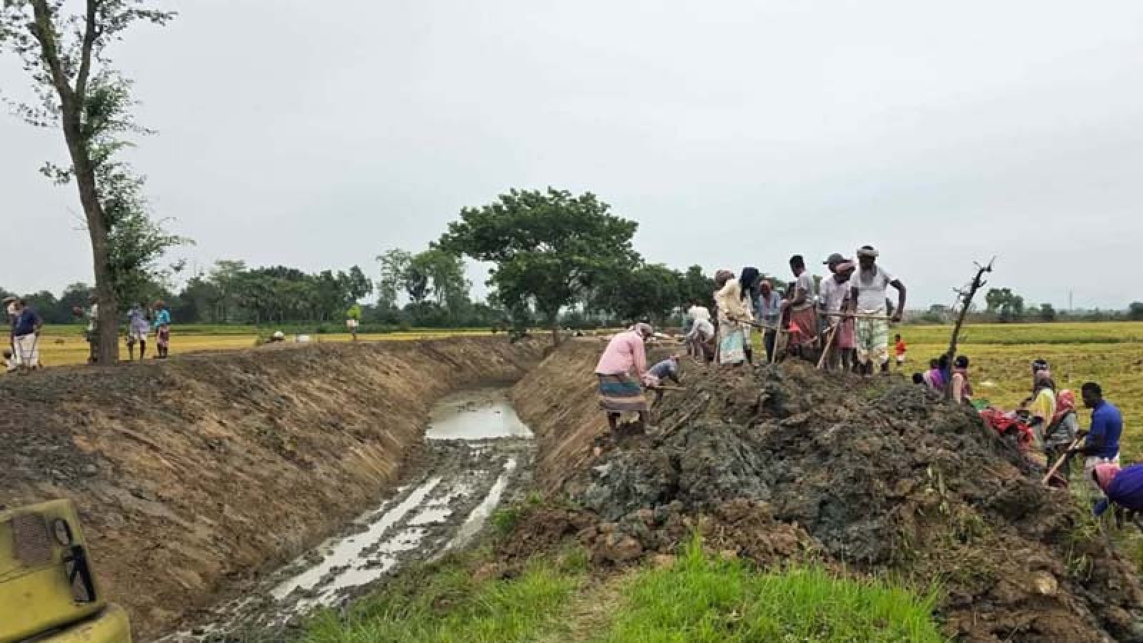 নিয়ামতপুরে খাল খননের উদ্বৃত্ত টাকা ফেরত দিলেন ইউএনও