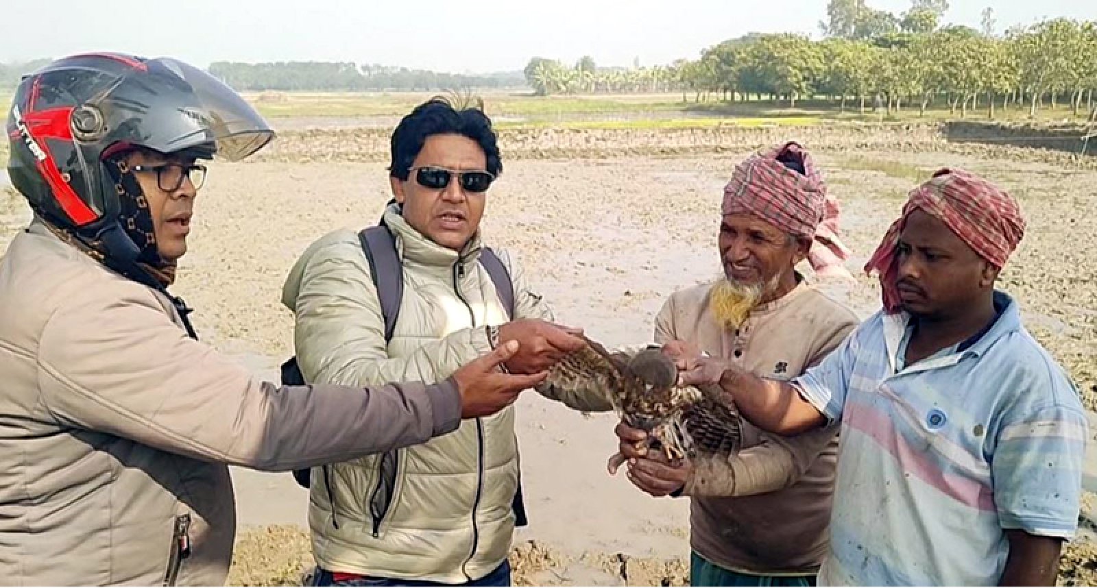 বাগাতিপাড়ায় অবৈধ কারেন্ট জাল দিয়ে পাখি শিকার