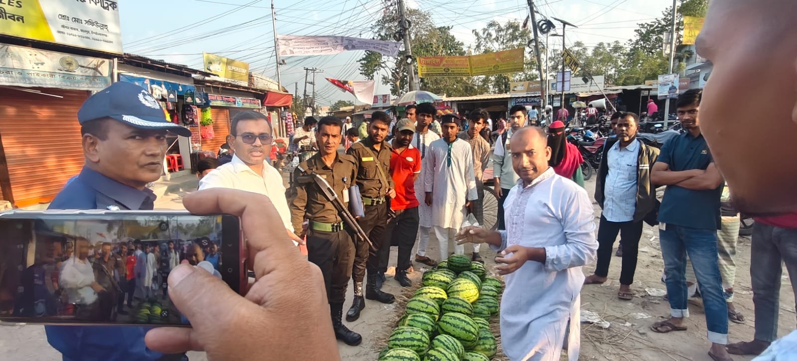 গোমস্তাপুরে দ্রব্যের মূল্য তালিকা প্রদর্শন না করায় ৩ ব্যবসায়ীকে অর্থদণ্ড
