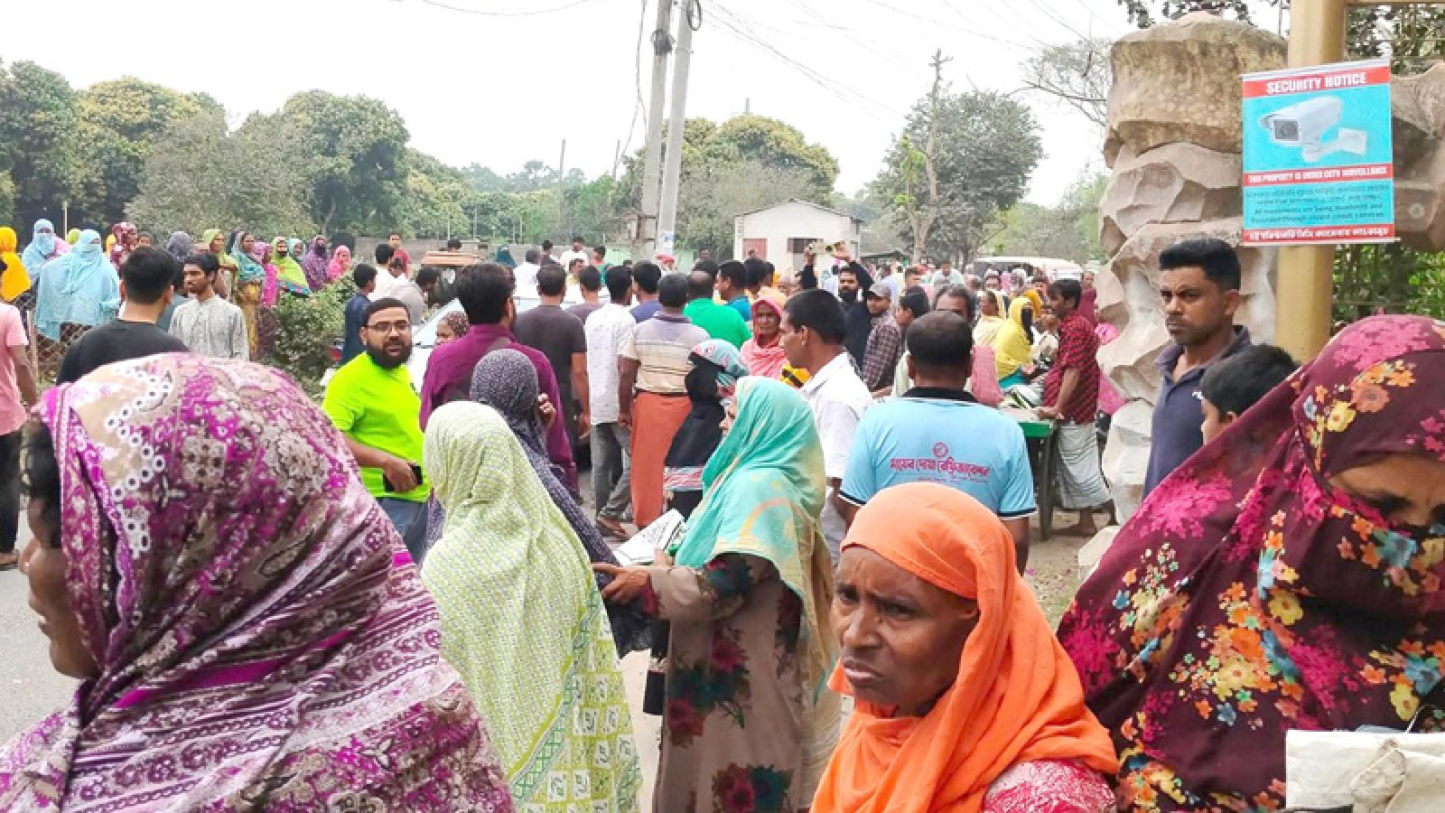 ঈশ্বরদীতে জামায়াত নেতার আপত্তিতে ভিজিএফ এর চাল বিতরণ স্থগিত