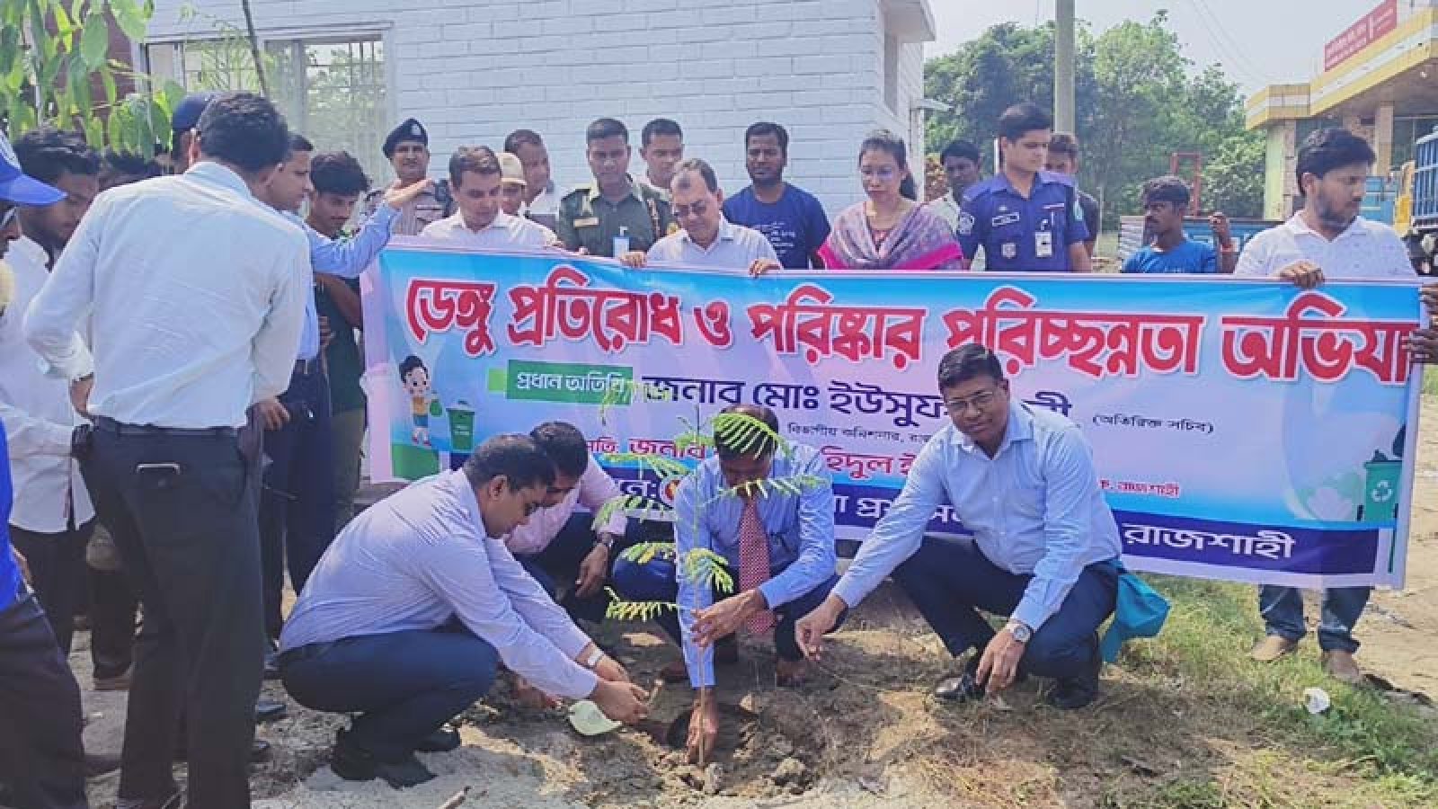 পুঠিয়ায় পরিস্কার পরিচ্ছন্নতা, বৃক্ষ রোপণ ও জলাশয়ে মাছের পোনা অবমুক্ত