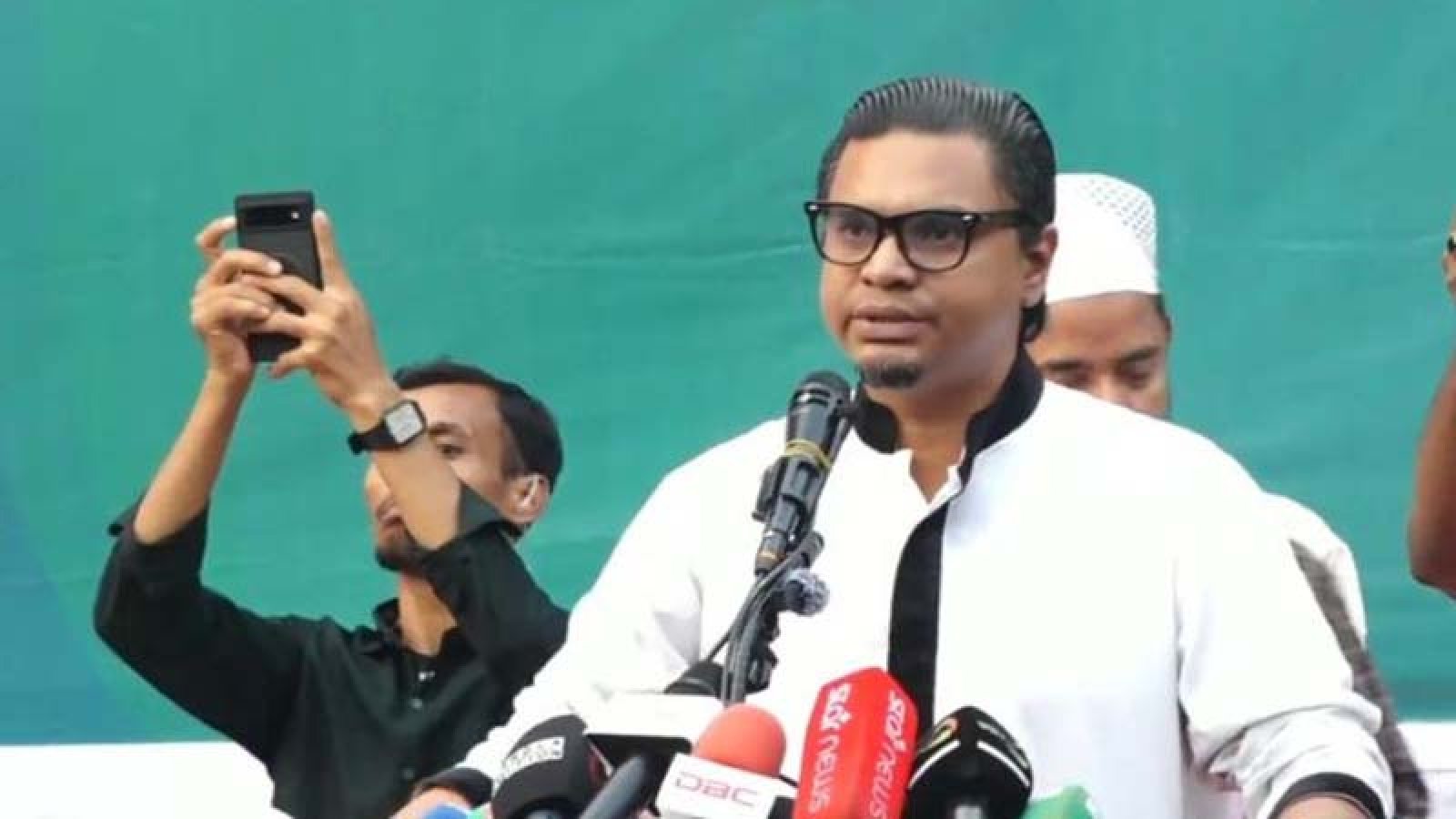 সরকারের সমালোচনা করলে নির্যাতনের শিকার হতে হয়: রাশেদ প্রধান