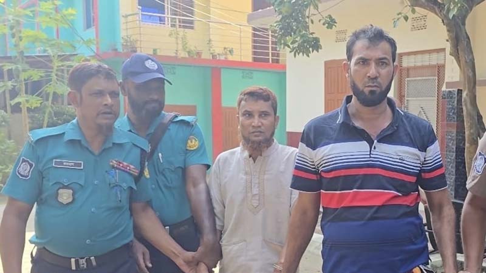 মেঝের নিচে মাদকের গোপন গোডাউন, ১১ লাখ টাকাসহ দুই মাদক ব্যবসায়ী গ্রেপ্তার