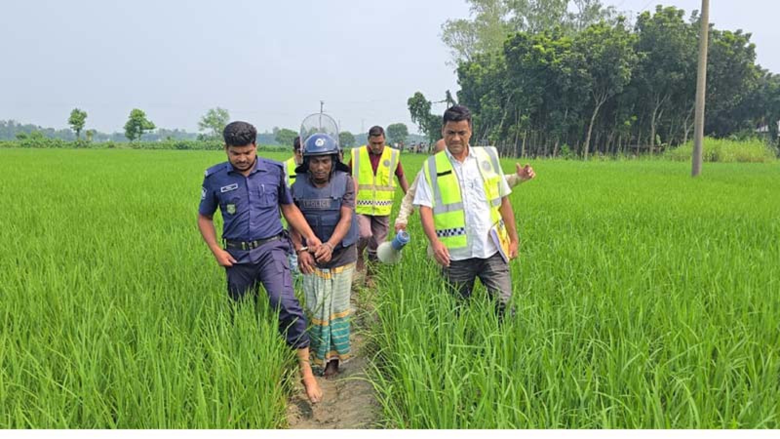 সাঁথিয়ায় ব্যবসায়ীকে গলাকেটে হত্যার প্রধান আসামী বাঘা গ্রেপ্তার