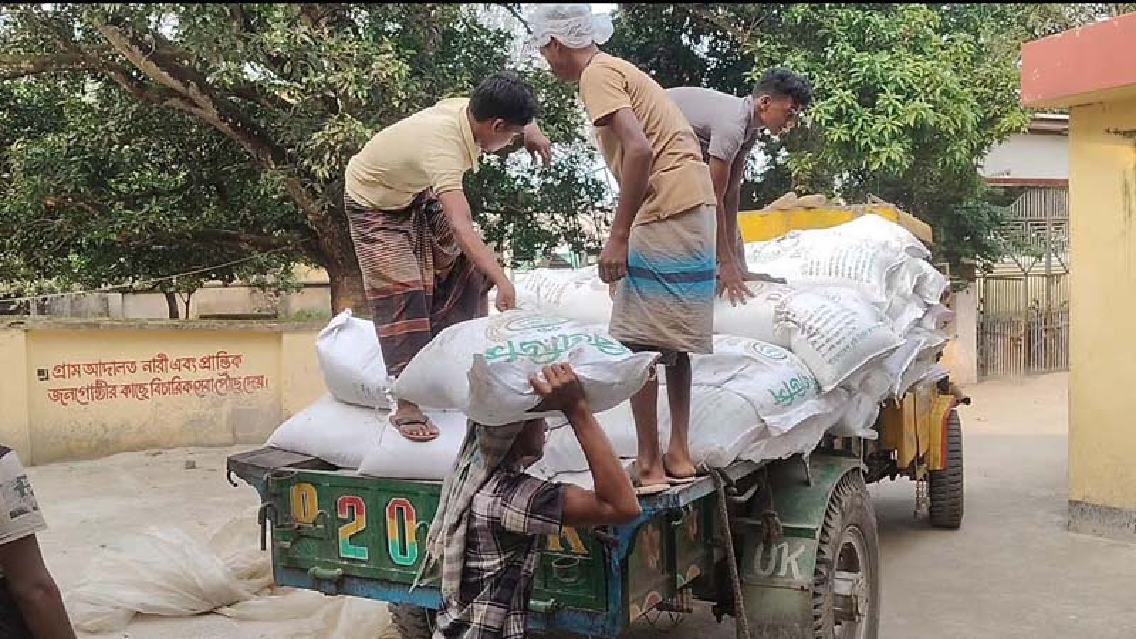 শিবগঞ্জে ১৬৯ বস্তা রাসায়নিক সার জব্দ