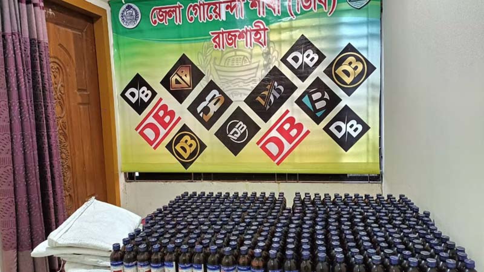 গোদাগাড়ীতে ৪০০ বোতল এসকাফ সিরাপ উদ্ধার