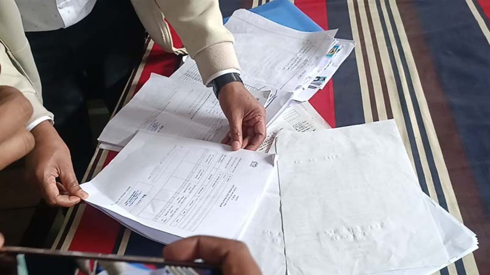 নওগাঁয় ভোট গণনার আগেই ফলাফল শিটে স্বাক্ষর, প্রিজাইডিং কর্মকর্তা প্রত্যাহার