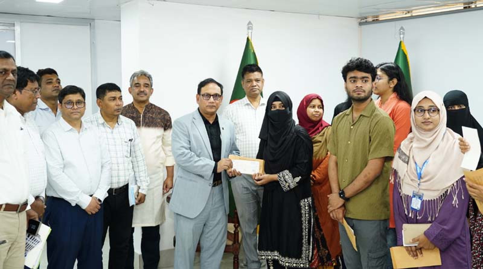রাসিকের দরিদ্র ও মেধাবী শিক্ষার্থীদের শিক্ষাবৃত্তি প্রদান