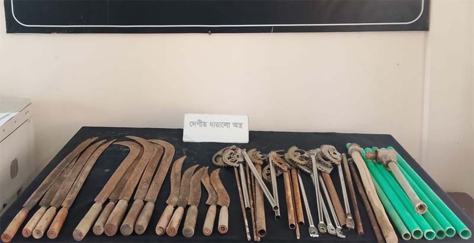 রাজশাহীতে ৪০টি দেশীয় অস্ত্র ও ২৪টি ককটেল উদ্ধার