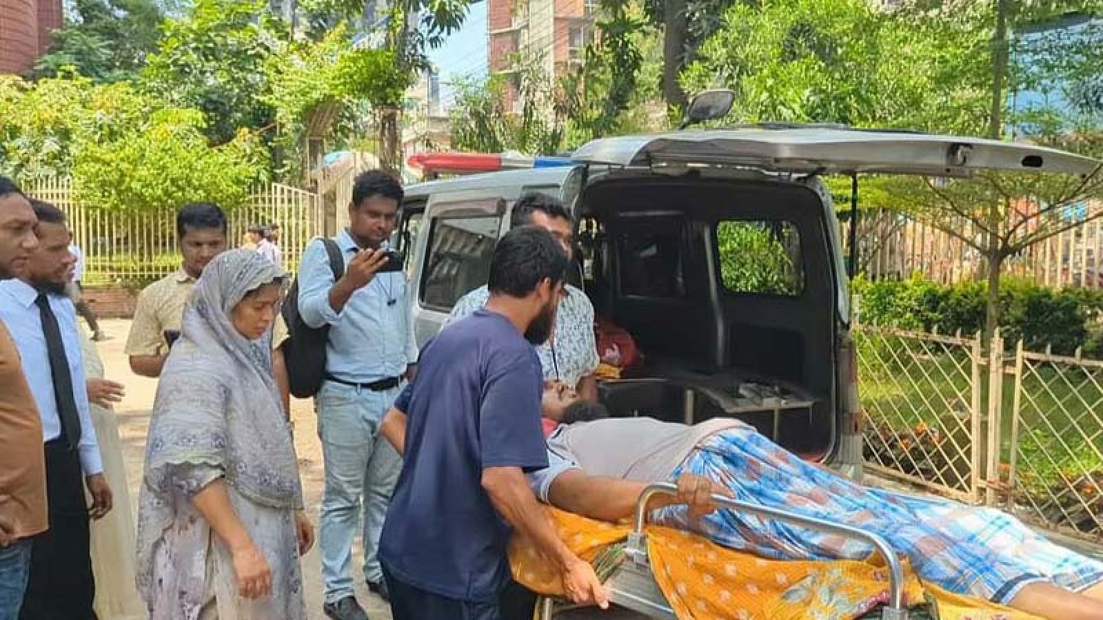 মাগুরা থেকে স্ট্রেচারে করে ঢাকার আদালতে আসামির আত্মসমর্পণ, বিচারকের যে পরামর্শ
