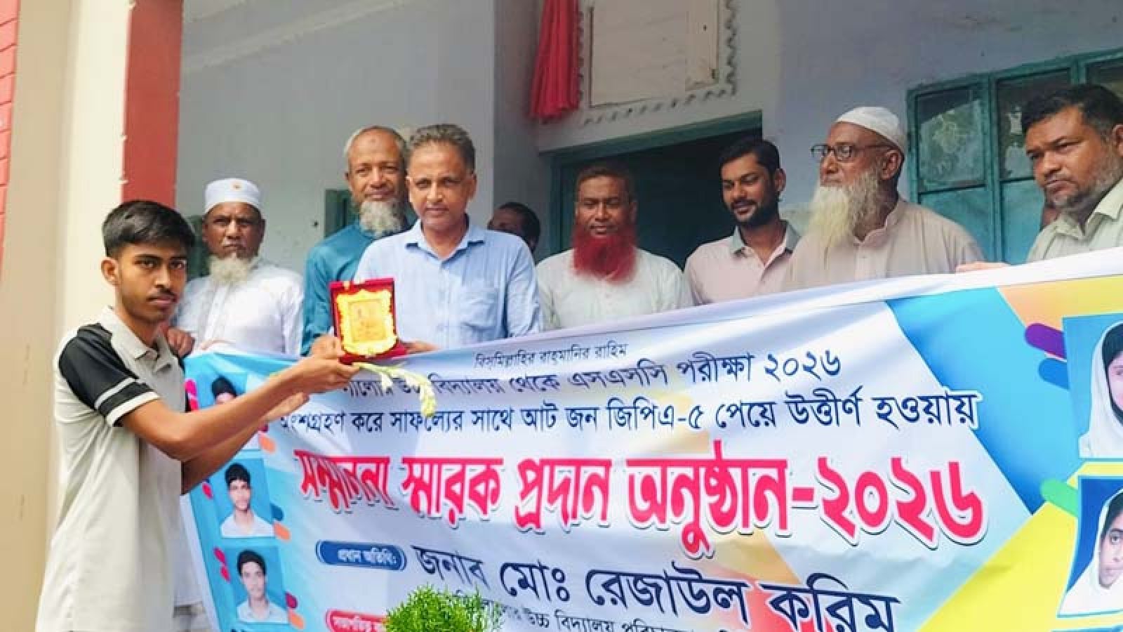 সিংড়ায় লালোর উচ্চ বিদ্যালয়ের জিপিএ-৫ পাওয়া ৮ শিক্ষার্থীকে সংবর্ধনা