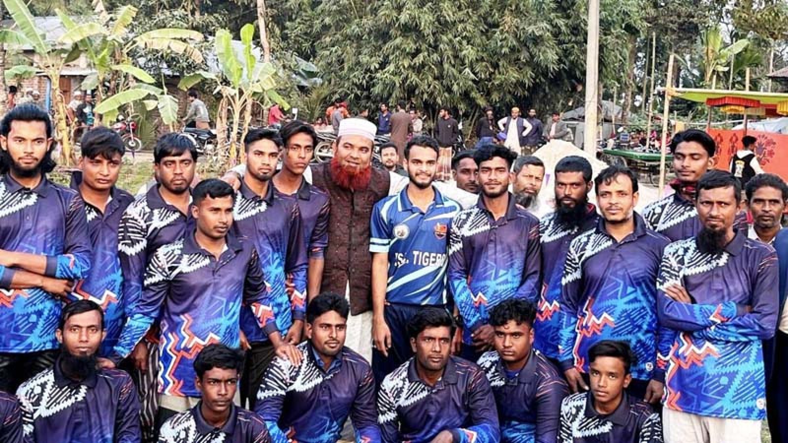 পুঠিয়ায় তরুণদের সঙ্গে জামায়াত প্রার্থী মনজুর রহমানের গণসংযোগ