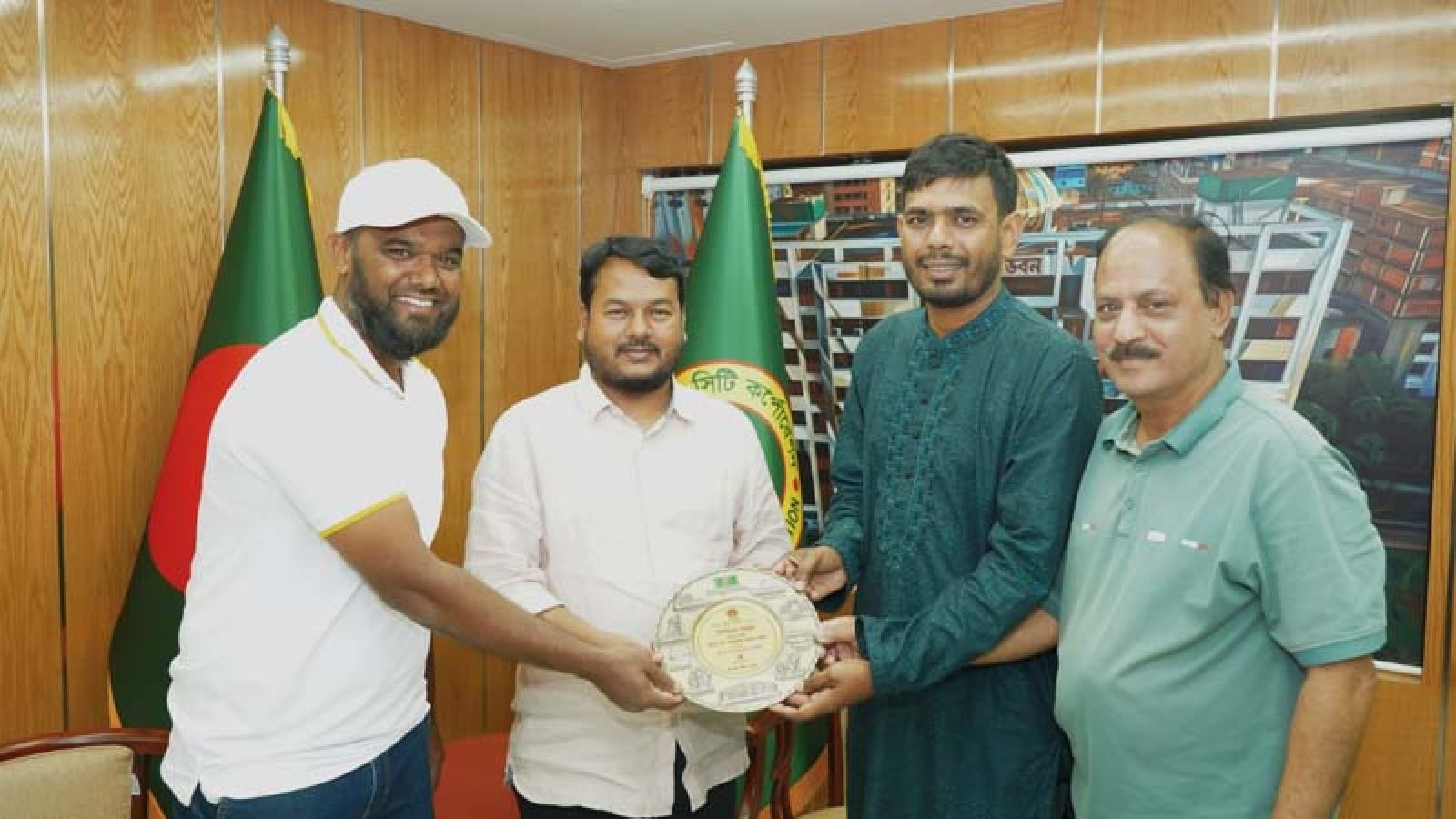 রাসিক প্রশাসককে সম্মাননা স্মারক প্রদান