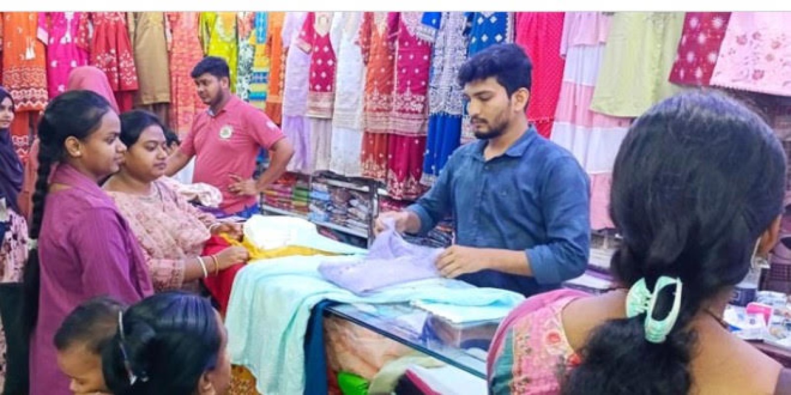চাঁপাইনবাবগঞ্জে আসন্ন  দুর্গাপুজার কেনাকাটায়  মার্কেট গুলোতে ক্রেতাদের উপচেপড়া ভীড়।