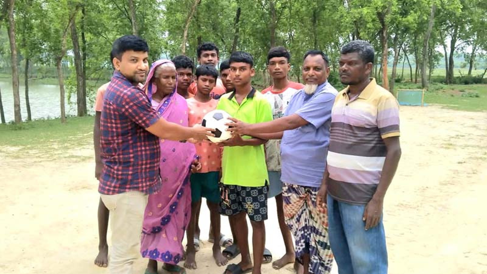 গোমস্তাপুরে ক্ষুদ্র নৃগোষ্ঠী এলাকায় ফুটবল বিতরণ